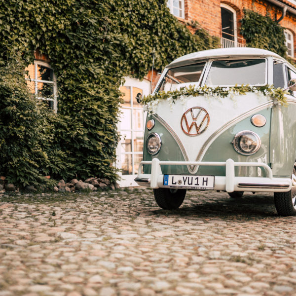 VW Bulli Oldtimer vor Hochzeitslocation in Leipzig